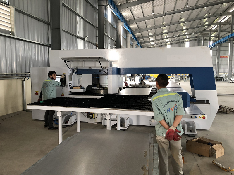 HVC đã đầu tư thêm các loại máy về sản xuất tủ điện, thang máng cáp