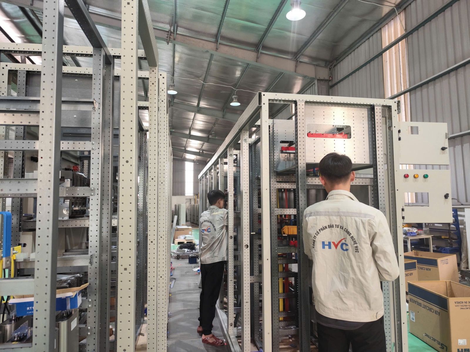 Công nhân lắp ráp tủ điện tại HVC Hưng Yên