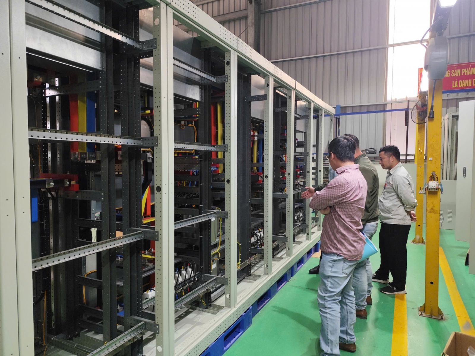 Chủ đầu tư kiểm tra tủ điện