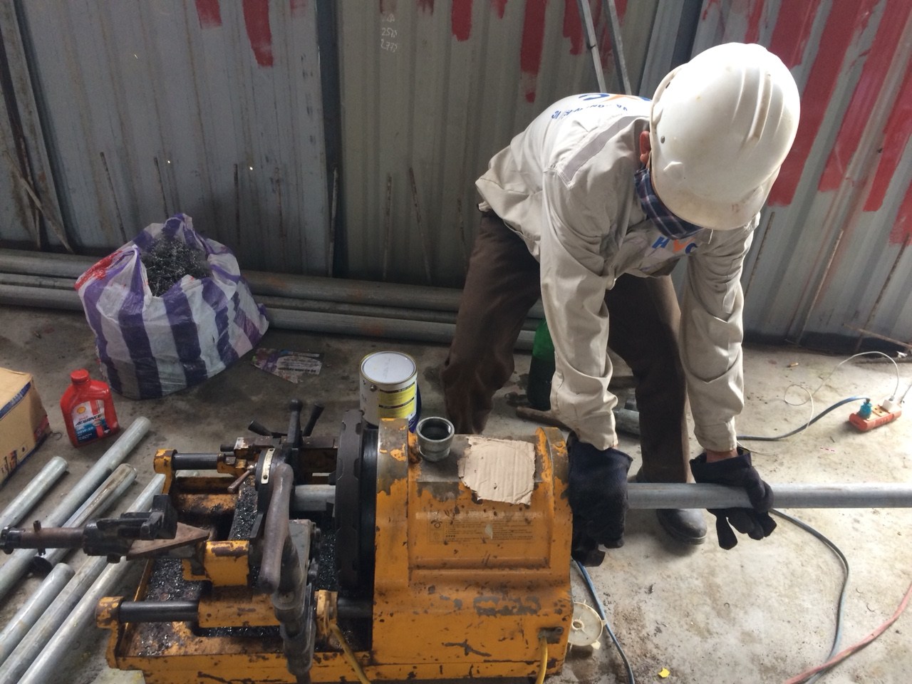 Công nhân làm việc tại công trường 3