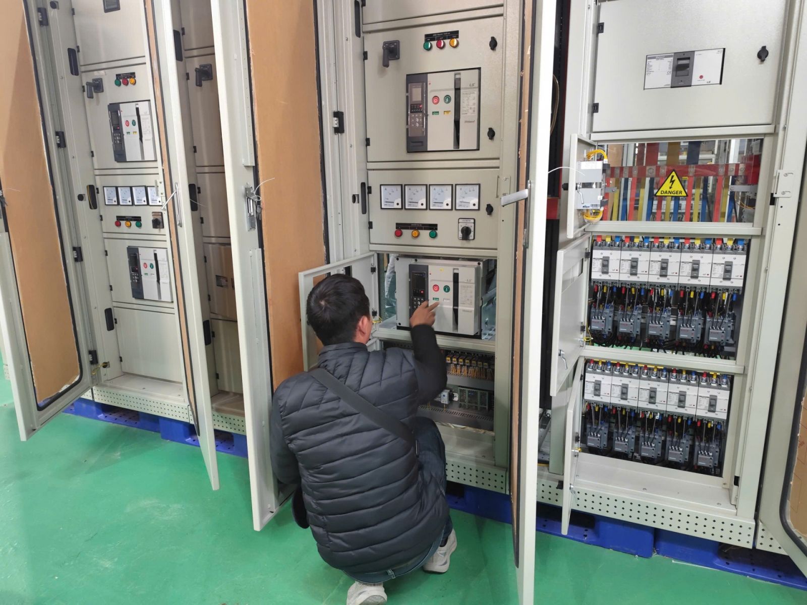 Chủ đầu tư kiểm tra tủ điện