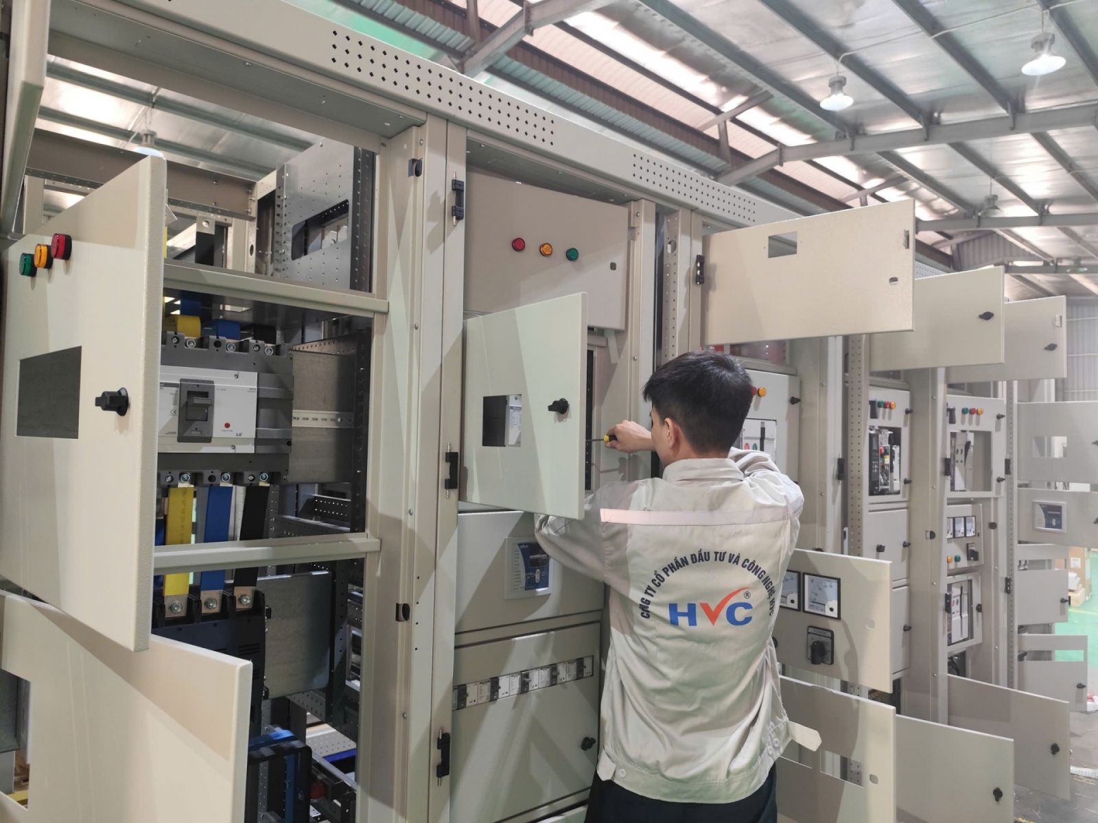 Kĩ thuật viên lắp ráp tủ điện tại nhà máy HVC Hưng yên