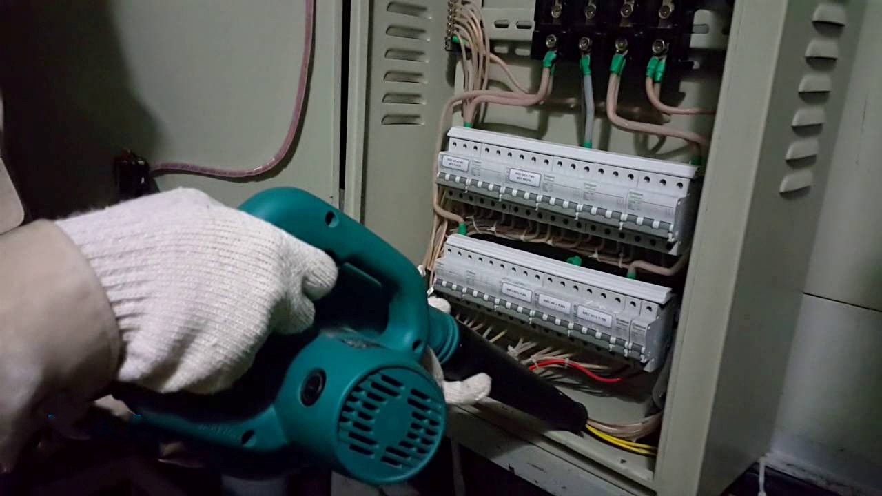 làm sạch tủ điện từ trong ra ngoài
