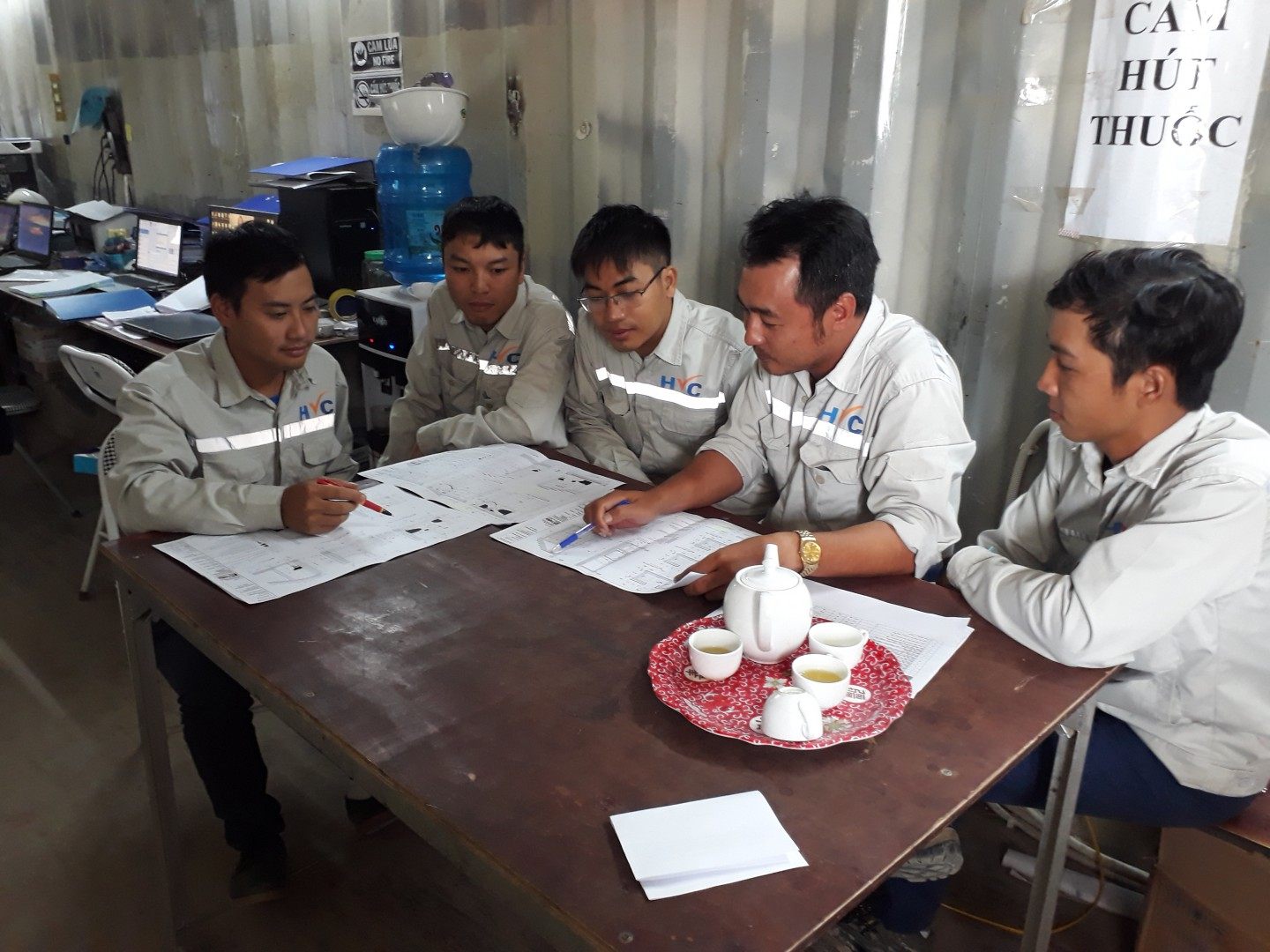 Không khí làm việc tại công trường the Harmony