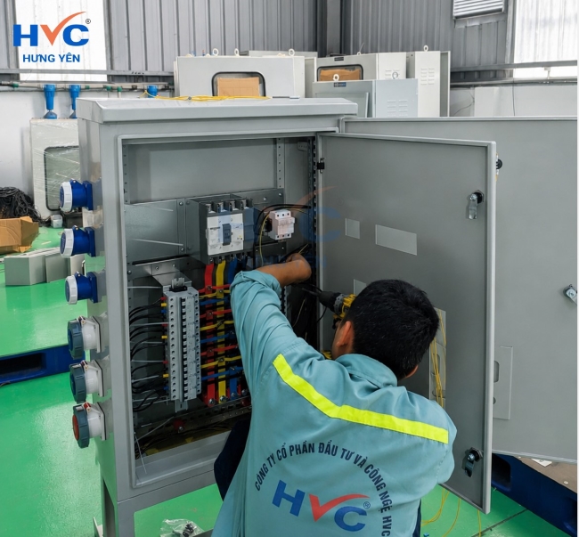 Quá trình lắp đặt hệ thống thiết bị điện vào vỏ tủ